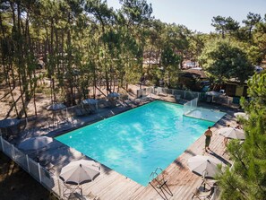Piscine extérieure (ouverte en saison), parasols de plage