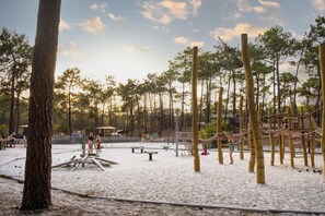 Children’s play area – outdoor - Huttopia Lac de Carcans (Carcans)