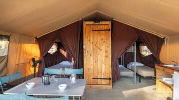 Comfort Tent | Living area | Ping pong