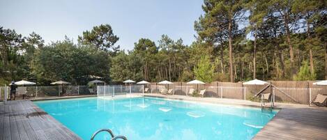 Piscine extérieure (ouverte en saison), parasols de plage