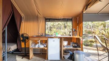 Comfort-Zelt | Eigene Küche | Herdplatte, Wasserkocher mit Kaffee-/Teezubehör, Hochstuhl