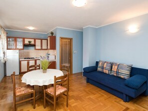 Interior - Nice apartment for 4 people with WIFI, A/C, TV, patio and pets allowed (Crikvenica)