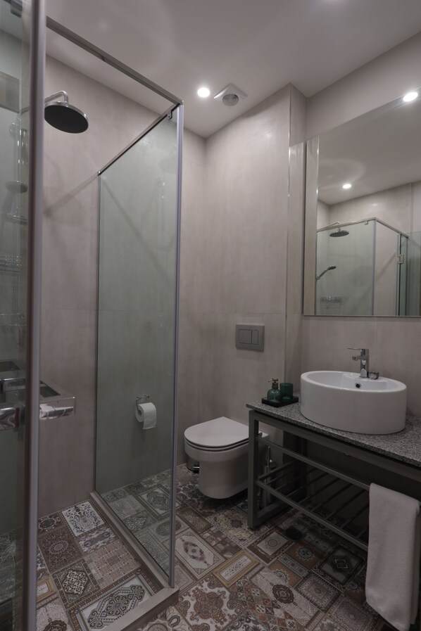 Habitación económica con 2 camas individuales | Baño | Amenidades de baño gratuitas, secadora de cabello, pantuflas, toallas