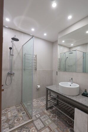Deluxe Double Room | Bathroom | Free toiletries, hair dryer, slippers, towels - Andor Hotel (Yerevan)