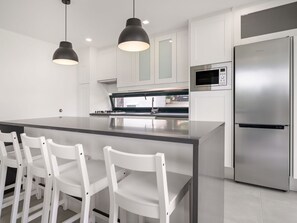 Mikrobølgeovn, ovn, oppvaskmaskin og brødrister