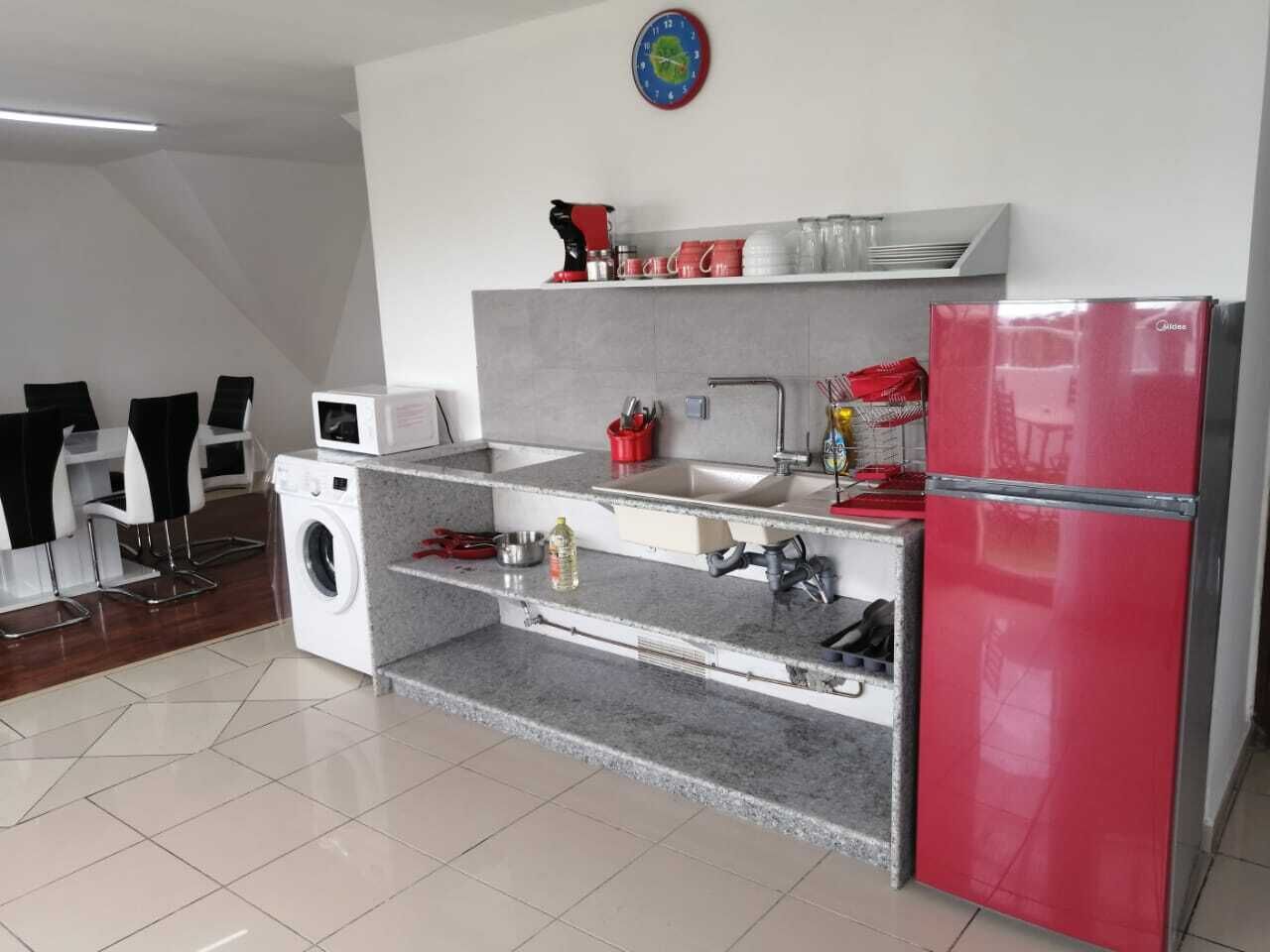 Frigorifero, microonde, piano cottura, macchina per tè/caffè