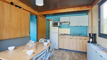 Chalet (Evasion) | Private kitchen | Fridge, microwave, stovetop, coffee/tea maker