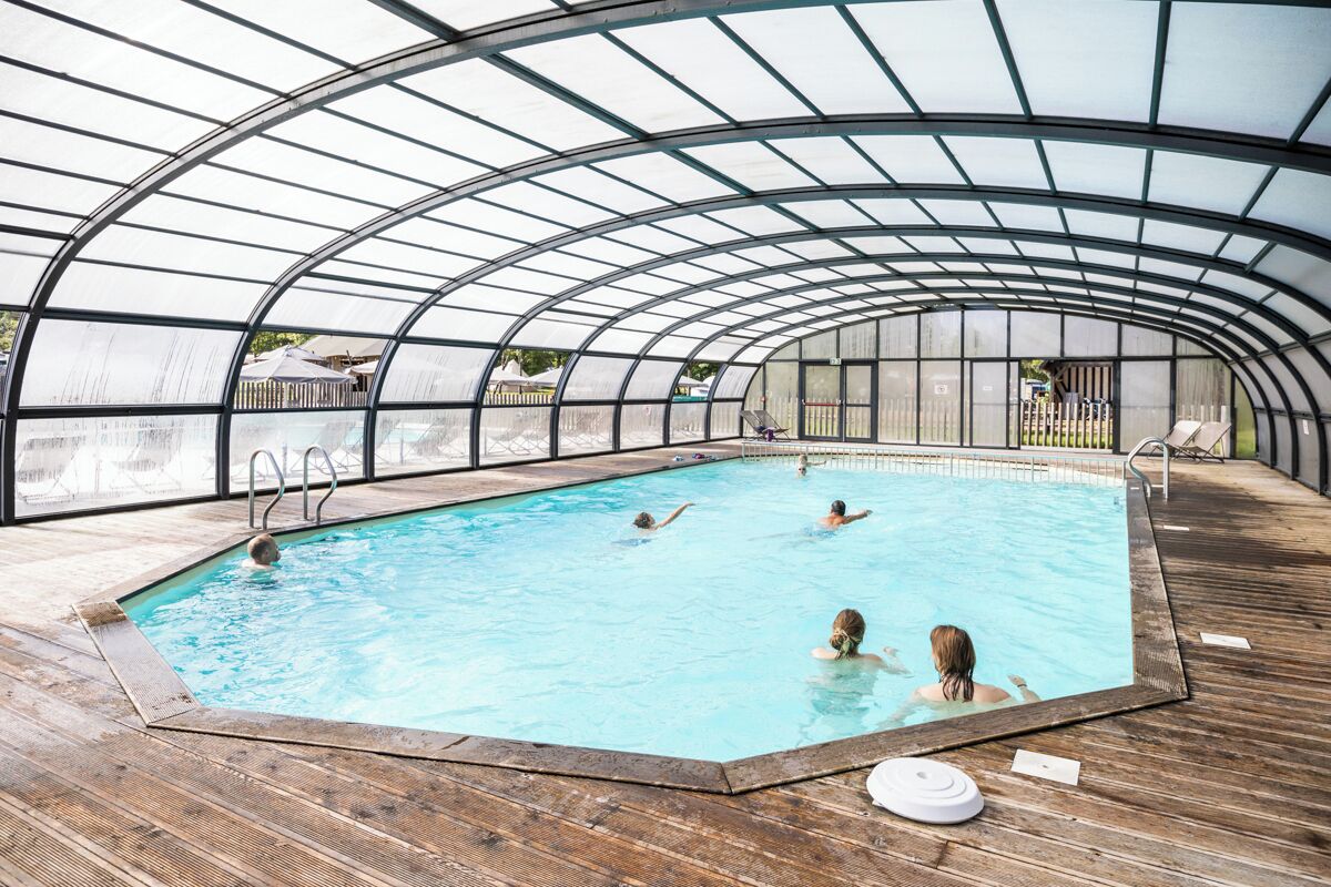 Inomhuspool, en säsongsöppen utomhuspool, parasoller och solstolar