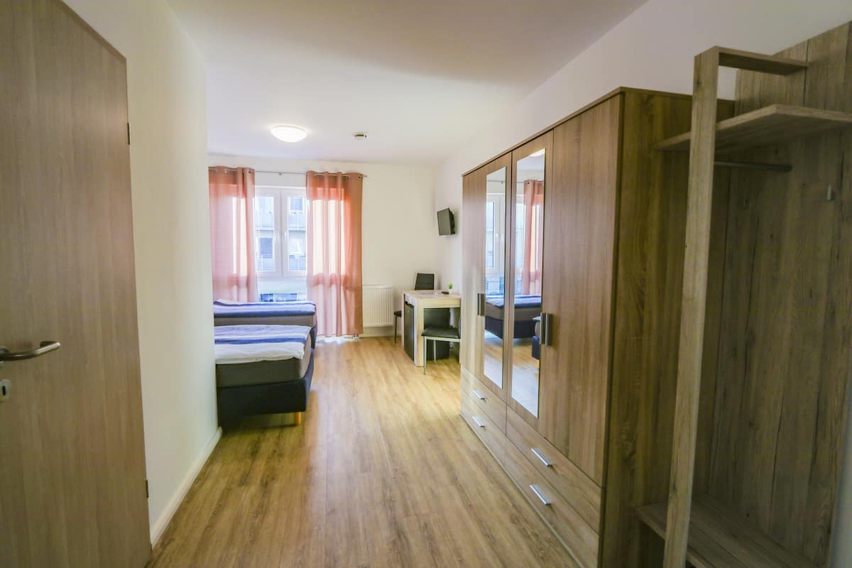 Seprai antialergi, meja kerja, kedap suara, dan setrika/meja setrika