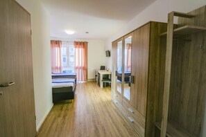 低刺激性寝具、デスク、防音設備、アイロン / アイロン台