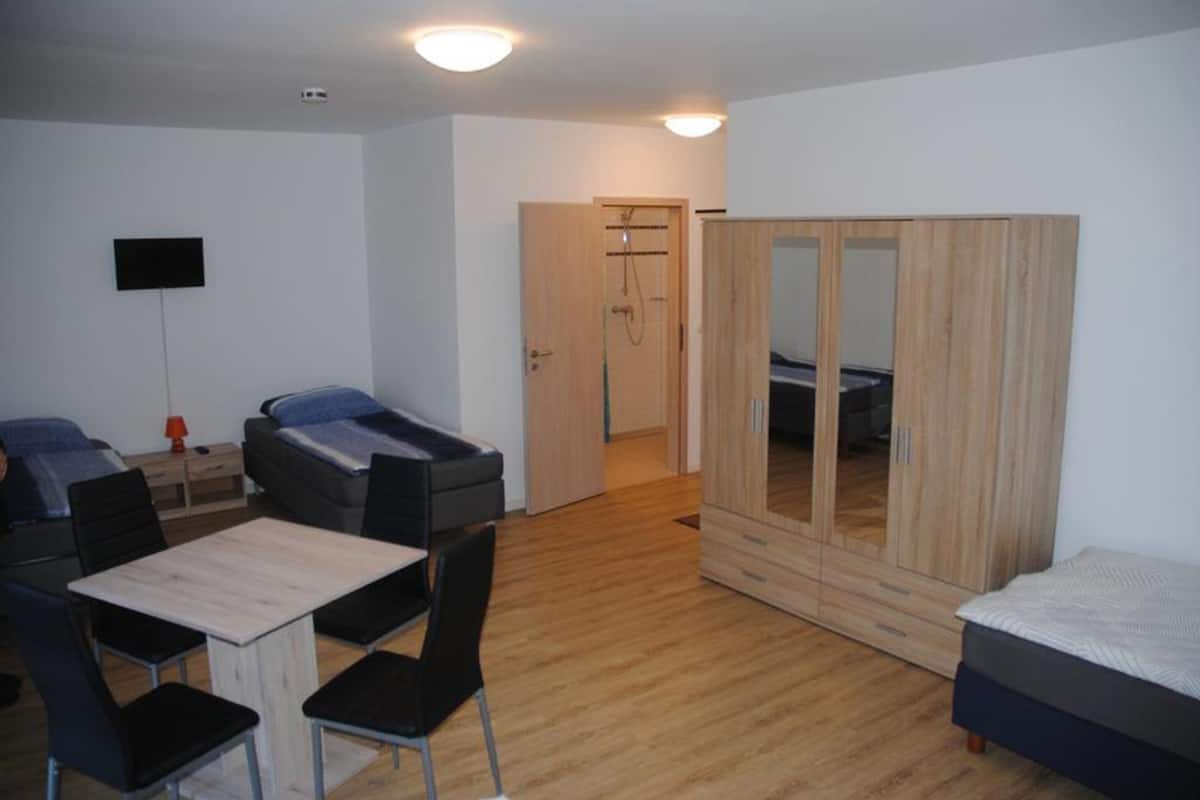 Kamar Keluarga | Seprai antialergi, meja kerja, kedap suara, dan setrika/meja setrika