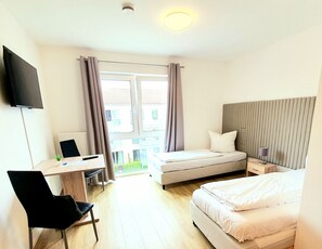 Allergivenligt sengetøj, skrivebord, lydisolering, strygejern/strygebræt