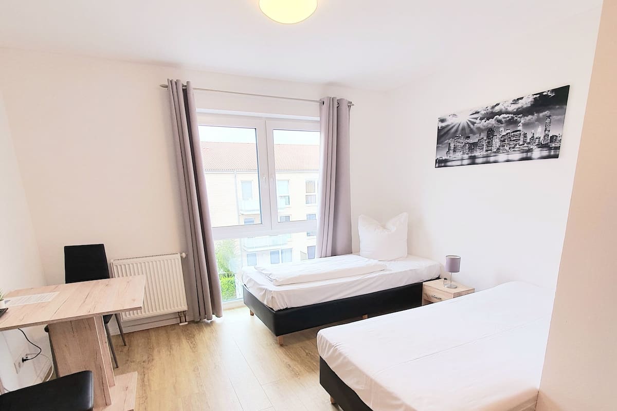 Seprai antialergi, meja kerja, kedap suara, dan setrika/meja setrika