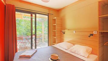 Family Chalet (Ottawa) | Individually decorated, individually furnished, cribs/infant beds