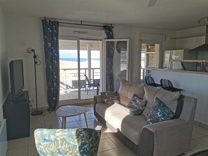 TV, books - BiscaOcean - T3 seafront apartment with pool and terrace (Biscarrosse Plage)