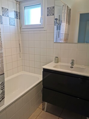 Ensemble douche/baignoire, sèche-cheveux, serviettes fournies