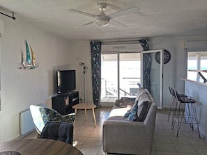 TV, books - BiscaOcean - T3 seafront apartment with pool and terrace (Biscarrosse Plage)