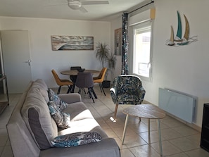 TV, books - BiscaOcean - T3 seafront apartment with pool and terrace (Biscarrosse Plage)