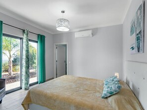 3 habitaciones, tabla de planchar con plancha y cuna de viaje 