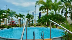 Una piscina al aire libre