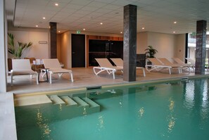 Piscina interna, funciona das 8h às 21h, espreguiçadeiras