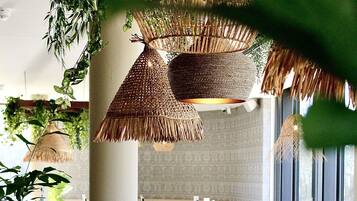 Petit déjeuner, déjeuner et dßner servis sur place