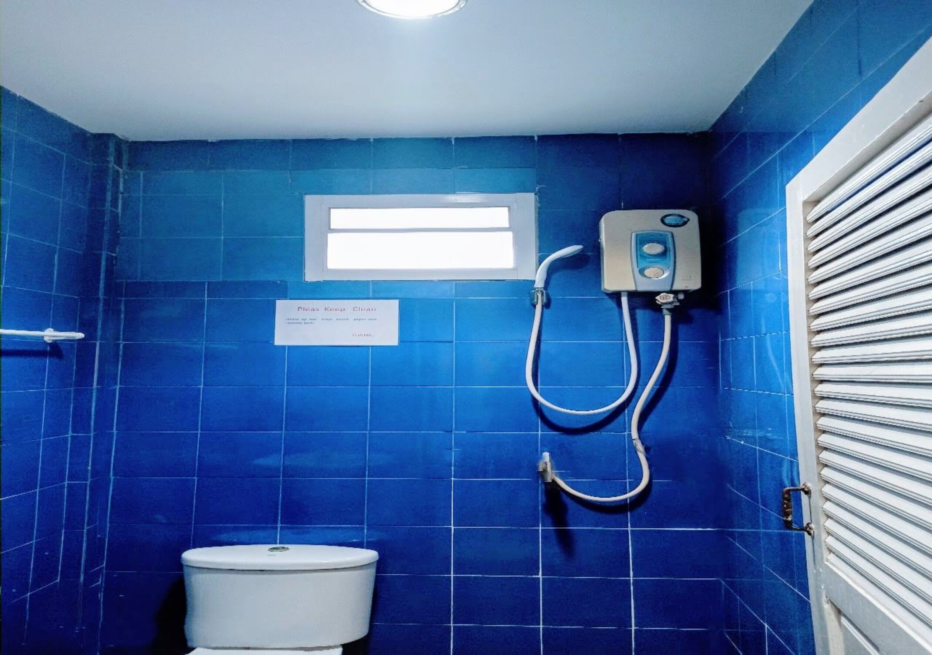 Dusche, kostenlose Toilettenartikel, Handtücher