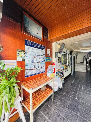 Front of property - Golden Bee PhiPhi Hostel (Ko Phi Phi)