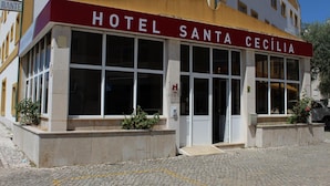 Un edificio con un letrero que dice 'HOTEL SANTA CECILIA'.