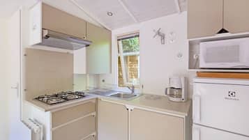 Mobile Home | Private kitchen | Fridge, microwave, stovetop, coffee/tea maker