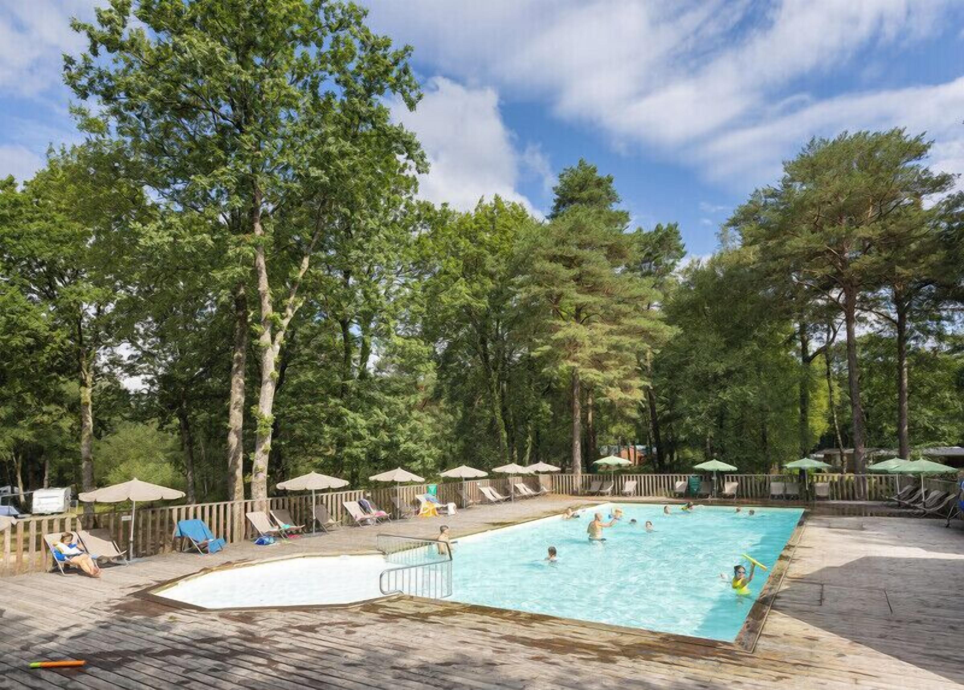 Piscina externa sazonal, funciona das 9h às 18h, guarda-sóis