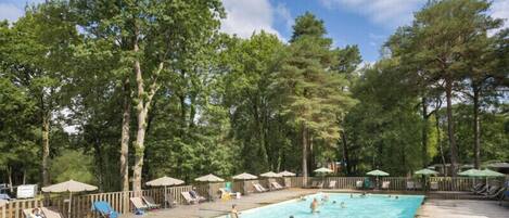 Piscina externa sazonal, funciona das 9h às 18h, guarda-sóis