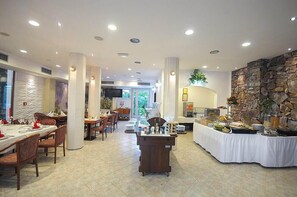 Esmorzar diari de cuina local gratuït 