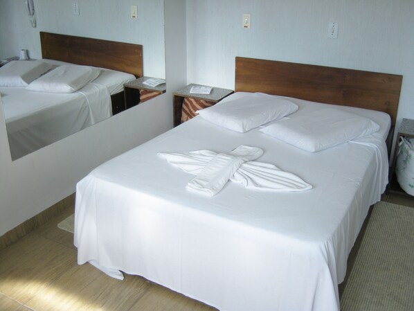 Phòng đôi Economy | Khu vực làm việc phù hợp cho laptop 