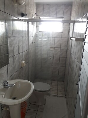 Phòng đôi Economy | Phòng tắm | Buồng tắm vòi sen, khăn tắm 