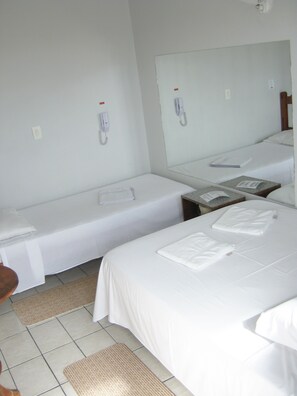 Phòng 2 giường đơn Economy | Khu vực làm việc phù hợp cho laptop 