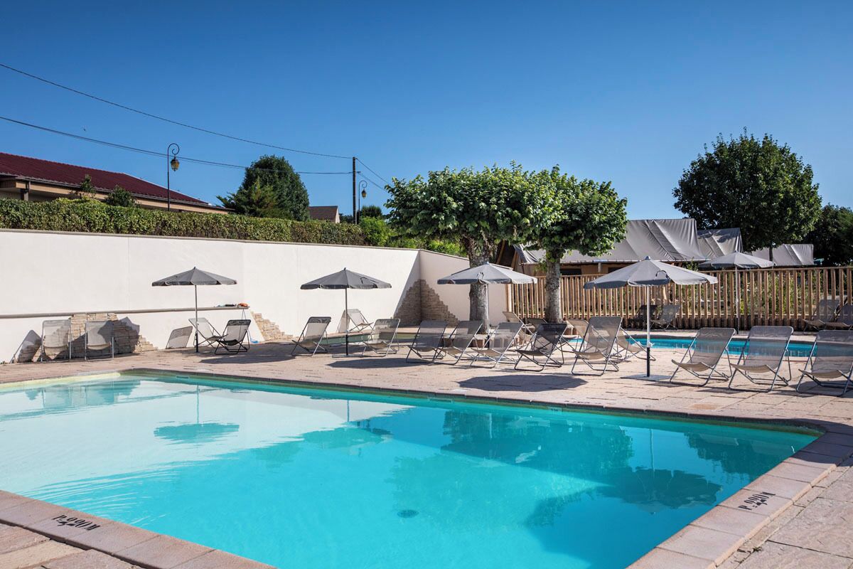 Piscine extérieure (ouverte en saison), parasols de plage
