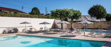 Piscina externa sazonal, funciona das 9h às 18h, guarda-sóis