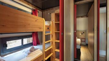 2 bedrooms, cots/infant beds