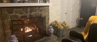 The Manse at Warm Springs - 5 bdrm, pet friendly, 1 mi from Warm Springs Pools