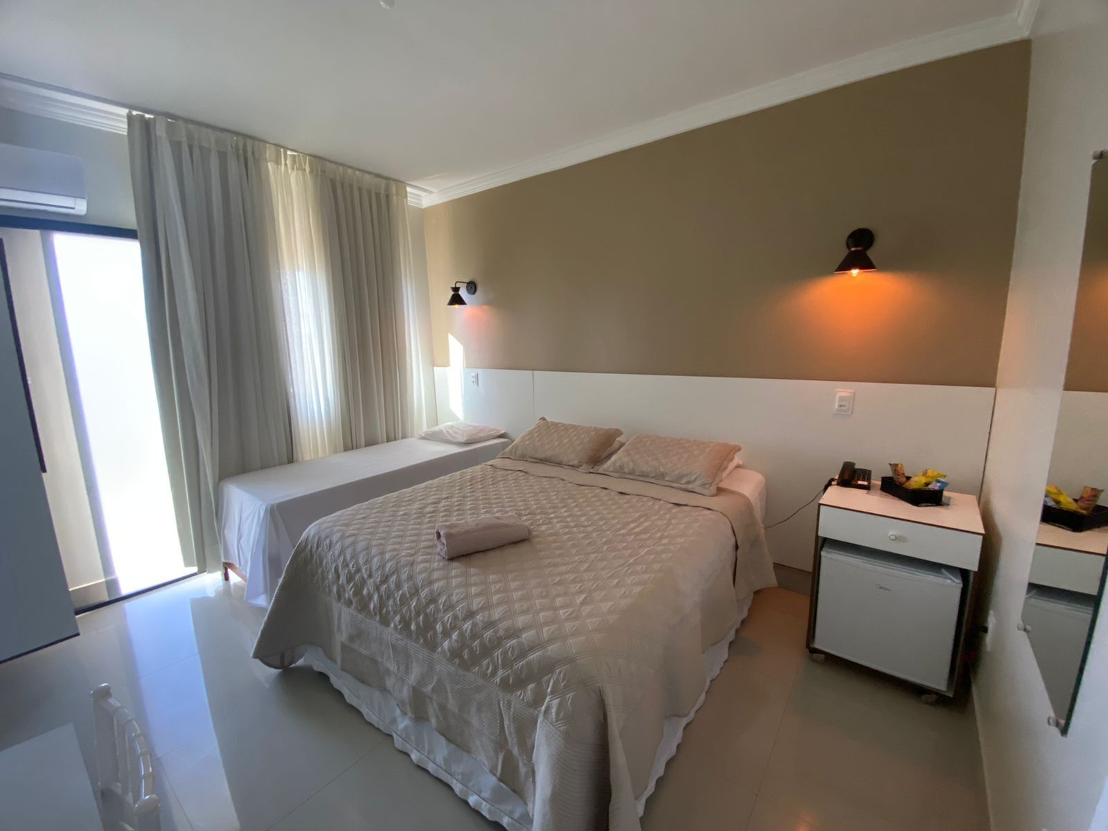 Frigobar, escrivaninha, espaço de trabalho para notebook