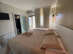 Minibar, Schreibtisch, laptopgeeigneter Arbeitsplatz, kostenloses WLAN