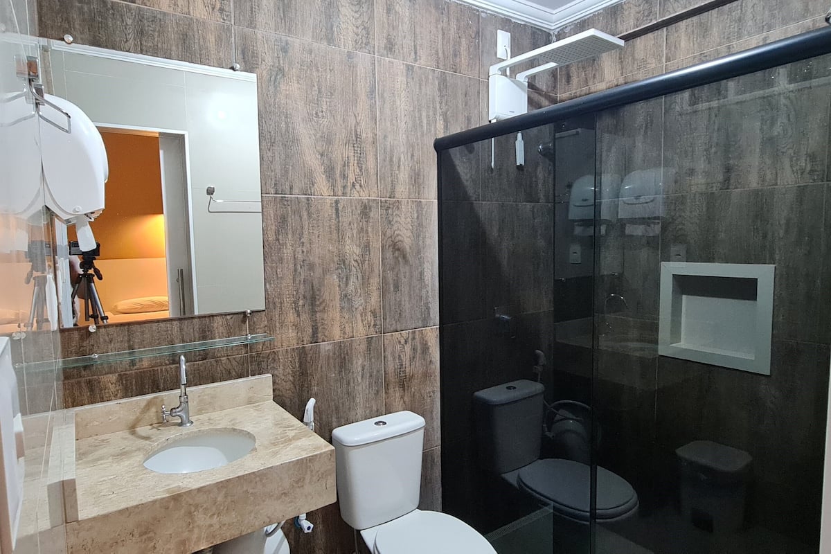 deluxe quadruple room | bathroom | shower, towels