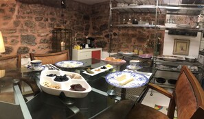 Breakfast, lunch, dinner served; local and international cuisine  - No 1 House By Valence (Istanbul)