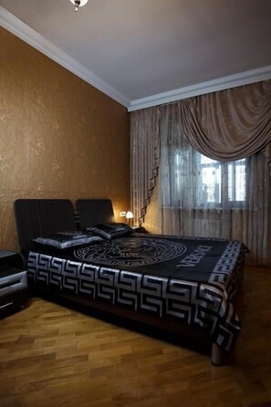 Familie appartement, balkon, uitzicht op zee | 1 slaapkamer, verduisterende gordijnen, een strijkplank/strijkijzer