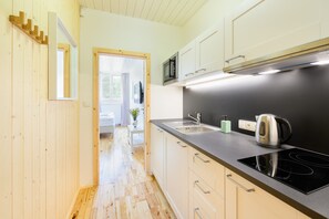 Apartment 6 - Church View | Private kitchen | Fridge, microwave, stovetop, cookware/dishes/utensils