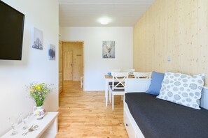 Apartment 2 - Church View | Wohnbereich | 40-Zoll-LCD-Fernseher mit Kabelempfang, Fernseher