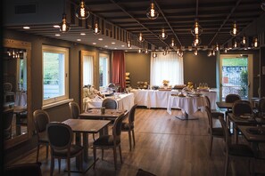 Petit déjeuner continental (15 EUR par personne)