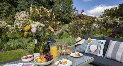 The Carriage House - sleeps 4 guests in 2 bedrooms