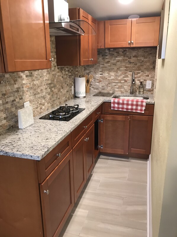 Wasserkocher mit Kaffee-/Teezubehör, Esstisch